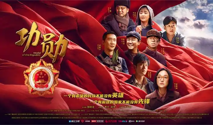 雾灰灯箱排布的剧场版专题主视觉